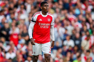 Cristhian Mosquera of Arsenal, 23 Ağustos 2025 'te İngiltere' nin Emirates Stadyumu 'nda oynanan Premier League maçında Leeds United' a karşı Arsenal maçını izliyor.