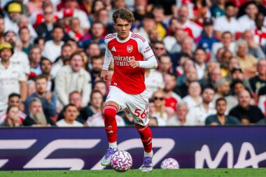 Arsenal 'den Max Robert Dowman, 23 Ağustos 2025' te Londra 'daki Emirates Stadyumu' nda oynanan Premier League maçında topla koşuyor.