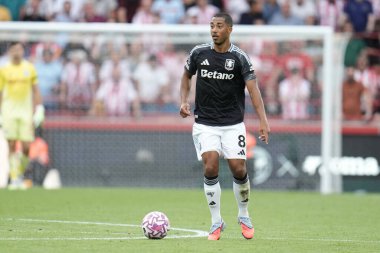 Aston Villa takımından Youri Tielemans Premier League maçında Brentford, Aston Villa 'ya karşı Gtech Community Stadyumu, Londra, 23 Ağustos 2025