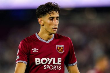 West Ham United takımından Ayef Aguerd, 22 Ağustos 2025 'te Londra' daki Londra Stadyumu 'nda oynanan Premier League maçında Chelsea' ye karşı West Ham United maçını izliyor.