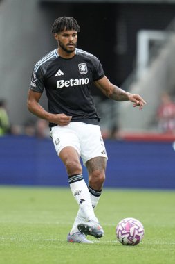 Aston Villa takımından Tyrone Mings Premier League maçında Brentford, Aston Villa 'ya karşı Gtech Community Stadyumu, Londra, 23 Ağustos 2025