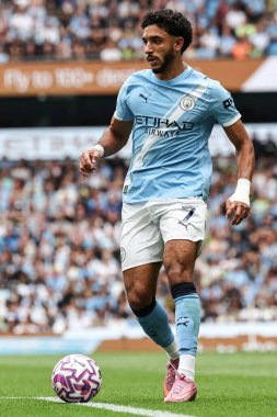 Manchester City 'den Omar Marmoush Premier Lig maçında topu alarak Manchester City' ye karşı Tottenham Hotspur 'a karşı Etihad Stadyumu, Manchester, 23 Ağustos 2025