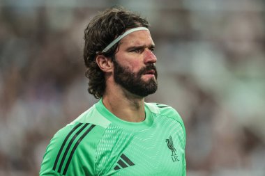 Liverpool 'dan Alisson Becker Premier Lig maçı sırasında Newcastle United, Liverpool' a karşı St. James 's Park, Newcastle, İngiltere, 25 Ağustos 2025