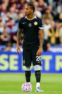 Chelsea 'den Joao Pedro, 22 Ağustos 2025' te Londra 'daki Londra Stadyumu' nda oynanan Premier League maçında West Ham United ve Chelsea maçına bakıyor.