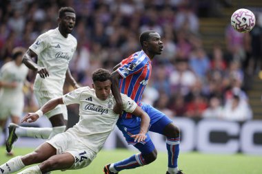 Nottingham Ormanı 'ndan Dan Ndoye ve Kristal Saray' dan Tyrick Mitchell Premier Lig maçı sırasında Selhurst Park, Londra, Birleşik Krallık 'ta oynanan Crystal Palace - Nottingham Ormanı maçı sırasında mücadele ettiler.