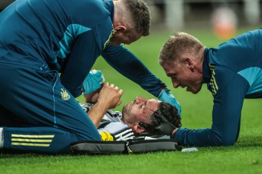 Newcastle United takımından Fabian Schr, 25 Ağustos 2025 'te St. James' s Park, Newcastle 'da oynanan Premier League maçı sırasında başından yaralandığı için tedavi gördü.