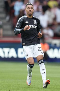 Aston Villa 'dan Morgan Rogers Premier Lig maçı sırasında Brentford-Aston Villa maçında Gtech Community Stadyumu, Londra, 23 Ağustos 2025