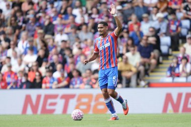 Kristal Saray 'dan Maxence Lacroix Premier Lig maçı sırasında İngiltere' nin Selhurst Park kentinde oynanan Crystal Palace - Nottingham Forest maçında topun üstündeydi.