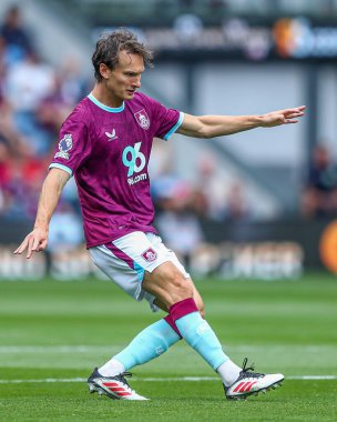 Burnley 'den Hjalmar Ekdal Premier Lig maçı sırasında Burnley, Burnley' e karşı Turf Moor, Burnley, İngiltere, 23 Ağustos 2025
