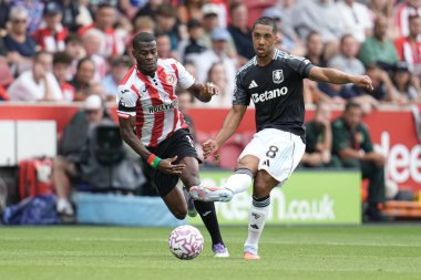 Aston Villa takımından Youri Tielemans, Premier League maçında baskı altında pas veriyor. Brentford, Aston Villa 'ya karşı Gtech Community Stadyumu, Londra, 23 Ağustos 2025