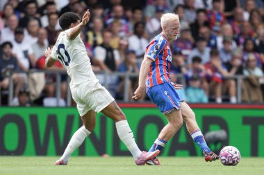 Kristal Saray 'dan Will Hughes Premier Lig maçı sırasında Nottingham Ormanı' ndan Morgan Gibbs-White 'ın baskısı altında Nottingham Ormanı' na karşı Selhurst Park, Londra, 24 Ağustos 2025