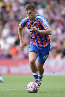 Kristal Saray 'dan Justin Devenny Premier Lig maçı sırasında Selhurst Park, Londra, Birleşik Krallık' ta Crystal Palace - Nottingham Forest maçında topun üstündeydi.