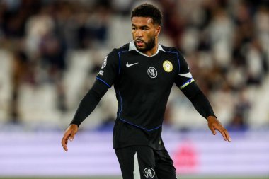 Chelsea 'li Reece James, 22 Ağustos 2025' te Londra 'daki Londra Stadyumu' nda oynanan Premier League maçında West Ham United 'a karşı Chelsea maçına bakıyor.