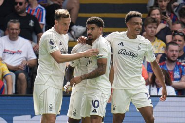Nottingham Ormanı oyuncuları 24 Ağustos 2025 'te İngiltere' nin Selhurst Park kentinde oynanan Kristal Saray - Nottingham Forest maçında golü kutladılar.