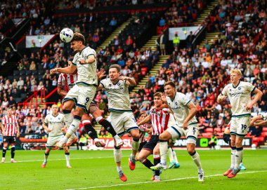 Millwall 'dan Mihailo Ivanoviç, 23 Ağustos 2025' te Bramall Lane, Sheffield, İngiltere 'de oynanan Gökyüzü İddia Şampiyonası karşılaşmasında yüksek topu kazanmak için sıçradı.