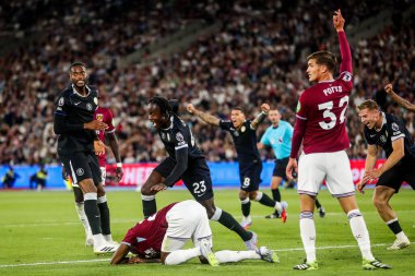 Chelsea 'li Trevoh Chalobah, 22 Ağustos 2025' te Londra 'daki Londra Stadyumu' nda oynanan Premier League maçında 1-5 'lik galibiyet golünü kutluyor.