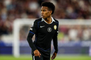 Chelsea 'li Estevao, 22 Ağustos 2025' te Londra 'daki Londra Stadyumu' nda oynanan Premier League maçında West Ham United ile Chelsea maçına bakıyor.