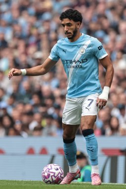 Manchester City 'den Omar Marmoush Premier Lig maçında topu alarak Manchester City' ye karşı Tottenham Hotspur 'a karşı Etihad Stadyumu, Manchester, 23 Ağustos 2025
