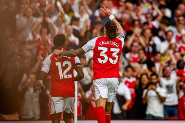 Arsenal 'den Jurrien Timber, Riccardo Calafiori ile oynadığı Premier League maçı Arsenal - Leeds United maçında 23 Ağustos 2025' te Londra 'daki Emirates Stadyumu' nda 4-0 berabere kalma golünü kutluyor.