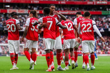 Arsenal 'den Bukayo Saka, 23 Ağustos 2025' te Emirates Stadyumu 'nda oynanan Premier Lig karşılaşmasında takım arkadaşlarıyla 2-0 öne geçerek golünü kutluyor.