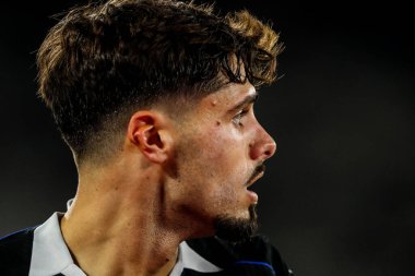 Chelsea 'den Pedro Neto, 22 Ağustos 2025' te Londra 'daki Londra Stadyumu' nda oynanan Premier League maçında West Ham United ile Chelsea maçına bakıyor.