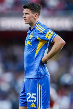 Leeds United takımından Sam Byram, 23 Ağustos 2025 'te Birleşik Krallık' taki Emirates Stadyumu 'nda oynanan Premier Lig karşılaşmasında görülüyor.