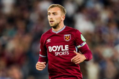 West Ham United takımından Jarrod Bowen 22 Ağustos 2025 'te Londra' daki Londra Stadyumu 'nda oynanan Premier League maçında maçı izliyor.