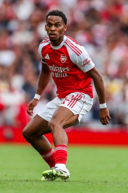 Arsenal 'den Jurrien Timber, 23 Ağustos 2025' te Birleşik Krallık 'taki Emirates Stadyumu' nda oynanan Premier Lig karşılaşmasında Leeds United 'a karşı mücadele etti.