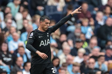 Tottenham Hotspur 'dan Pedro Porro, 23 Ağustos 2025 tarihinde Etihad Stadyumu' nda Manchester City 'nin Tottenham Hotspur' a karşı oynadığı Premier League maçında takımına talimat verdi.