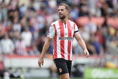 Brentford 'dan Jordan Henderson Premier League maçı sırasında Brentford, Aston Villa' ya karşı Gtech Community Stadyumu, Londra, 23 Ağustos 2025