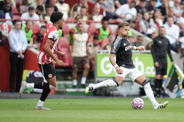 Aston Villa 'dan Matty Cash, 23 Ağustos 2025' te İngiltere 'nin Gtech Community Stadyumu' nda oynanan Premier League maçında Brentford-Aston Villa maçında pas attı.
