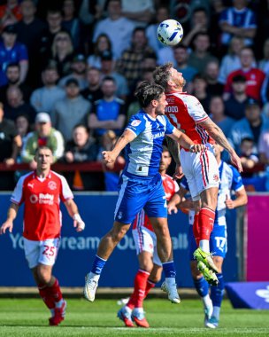 Fleetwood Town 'dan James Norwood, 23 Ağustos 2025' te İngiltere 'nin Highbury Stadyumu' ndaki Fleetwood Town - Oldham Athletic maçında havada Reagan Ogle 'a meydan okuyor.