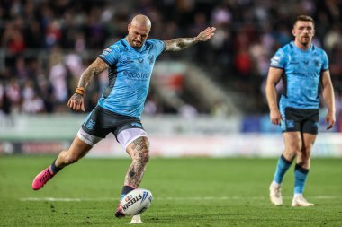 Hull FC 'den Zak Hardaker, 22 Ağustos 2025' te St Helens - Hull FC maçında penaltıyı çeviriyor.