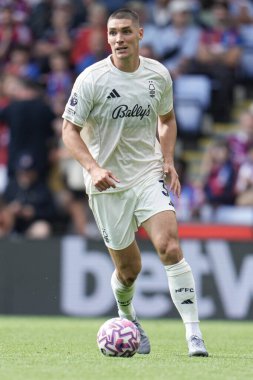Nottingham Ormanı 'ndan Nikola Milenkovi Premier Lig maçında Kristal Saray, Nottingham Ormanı' na karşı Selhurst Park, Londra, 24 Ağustos 2025
