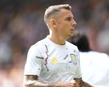 Aston Villa 'dan Lucas Digne Premier Lig karşılaşması öncesinde ısınıyor Brentford, Aston Villa' ya karşı Gtech Community Stadyumu, Londra, 23 Ağustos 2025