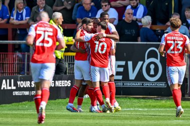 Fleetwood Town 'dan Ched Evans, 23 Ağustos 2025' te İngiltere 'deki Highbury Stadyumu' nda Fleetwood Town - Oldham Athletic maçında Zech Medley ve Mark Helm ile kutlama yaptı.
