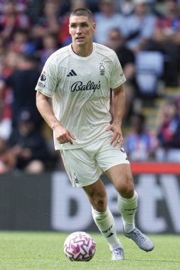 Nottingham Ormanı 'ndan Nikola Milenkovi Premier Lig maçında Kristal Saray, Nottingham Ormanı' na karşı Selhurst Park, Londra, 24 Ağustos 2025