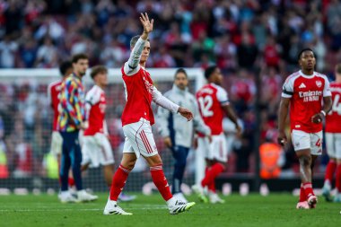 Arsenal 'den Leandro Trossard, İngiltere' nin başkenti Londra 'daki Emirates Stadyumu' nda oynanan Premier League maçının ardından kazandığı galibiyet sonrasında taraftarlarını kabul ediyor.