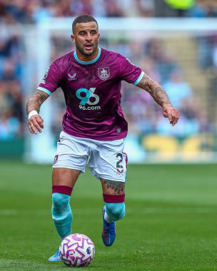 Burnley 'den Kyle Walker Premier Lig maçında topu ayaklarının dibine aldı Burnley, Burnley, İngiltere Turf Moor' da Sunderland 'a karşı, 23 Ağustos 2025