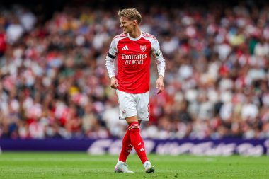 Arsenal 'den Martin Odegaard, 23 Ağustos 2025' te Birleşik Krallık 'taki Emirates Stadyumu' nda oynanan Premier Lig karşılaşmasında Arsenal 'e karşı Leeds United' ı izliyor.