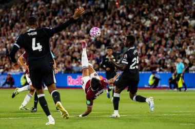 West Ham United takımından Lucas Paqueta, 22 Ağustos 2025 'te Londra' da oynanan Premier League maçında Chelsea 'ye karşı West Ham United maçında şut çekti.