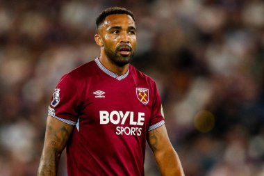 West Ham United takımından Callum Wilson, 22 Ağustos 2025 'te Londra' daki Londra Stadyumu 'nda oynanan Premier League maçında Chelsea' ye karşı West Ham United maçını izliyor.