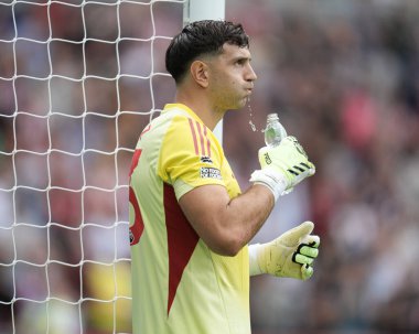 Aston Villa 'dan Emiliano Martnez Premier Lig karşılaşmasında Brentford, Aston Villa' ya karşı Gtech Community Stadyumu, Londra, 23 Ağustos 2025