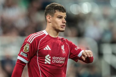 Liverpool 'dan Milos Kerkez Premier Lig maçı sırasında Newcastle United, Liverpool' a karşı St. James 's Park, Newcastle, İngiltere, 25 Ağustos 2025