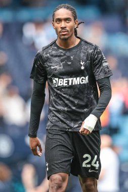 Tottenham Hotspur 'dan Djed Spence Premier Lig maçında Manchester City Tottenham Hotspur' a karşı Etihad Stadyumu, Manchester, İngiltere, 23 Ağustos 2025