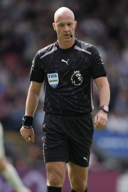 Premier Lig maçında hakem Anthony Taylor. Crystal Palace, Nottingham Forest 'a karşı. Selhurst Park, Londra, 24 Ağustos 2025.