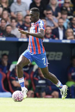 Kristal Saray 'dan Ismala Sarr Premier Lig maçı sırasında Selhurst Park, Londra, Birleşik Krallık' ta Crystal Palace - Nottingham Forest maçında topun üzerinde.