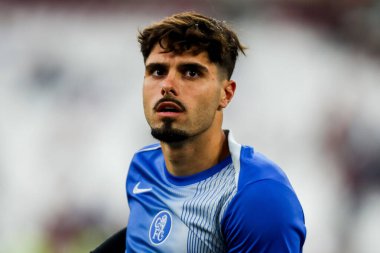 Chelsea 'den Pedro Neto, 22 Ağustos 2025' te Londra 'daki Londra Stadyumu' nda oynanan Premier League karşılaşması öncesinde ısınıyor.