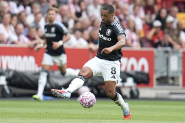 Aston Villa takımından Youri Tielemans, Premier League maçında Brentford-Aston Villa maçında pas veriyor.