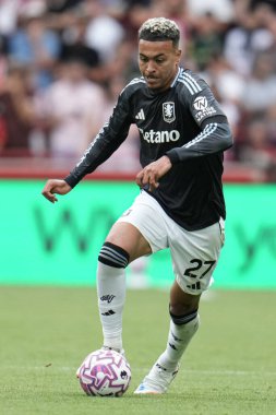 Aston Villa 'dan Morgan Rogers Premier Lig maçı sırasında Brentford-Aston Villa maçında Gtech Community Stadyumu, Londra, 23 Ağustos 2025